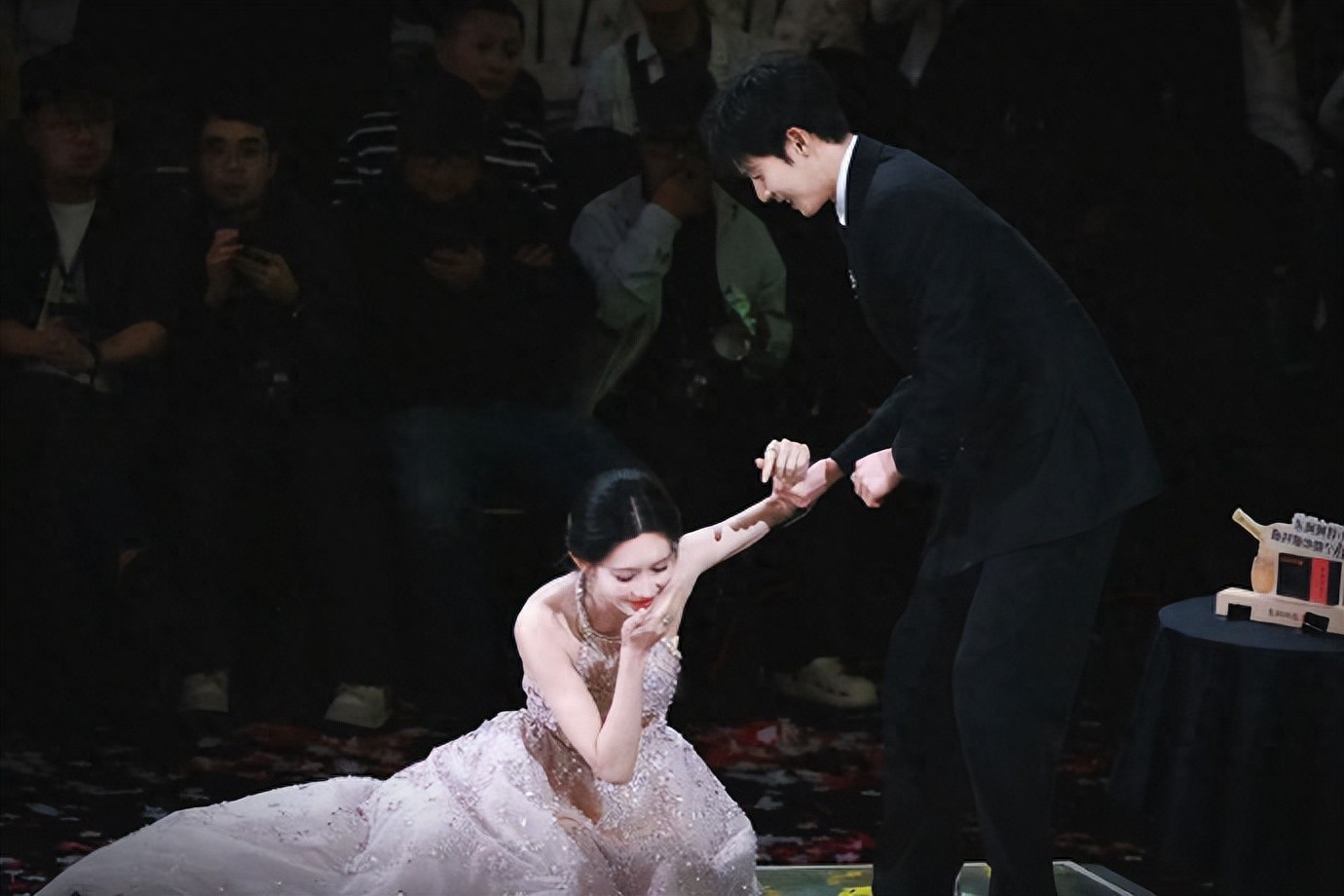 孟子义摔倒名场面！全员反应也太好嗑了吧\uD83E\uDD79