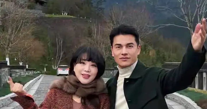 吕良伟夫妻九寨沟度假旅行，执子之手与子偕老，幸福甜蜜令人羡慕
