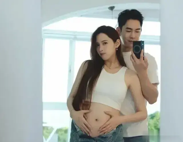 欧阳妮妮官宣怀孕，孩子的生肖和妈妈傅娟一样属龙，真的太有缘了