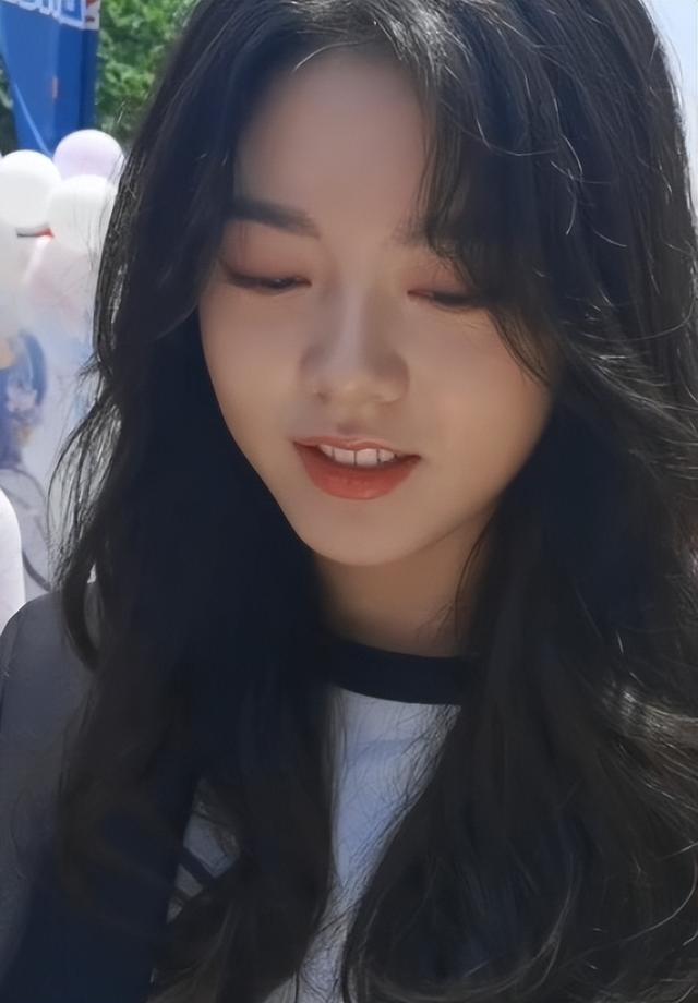 赵今麦 赵今麦的生图让我明白，这种脸型现实看很一般，但上镜真的很美
