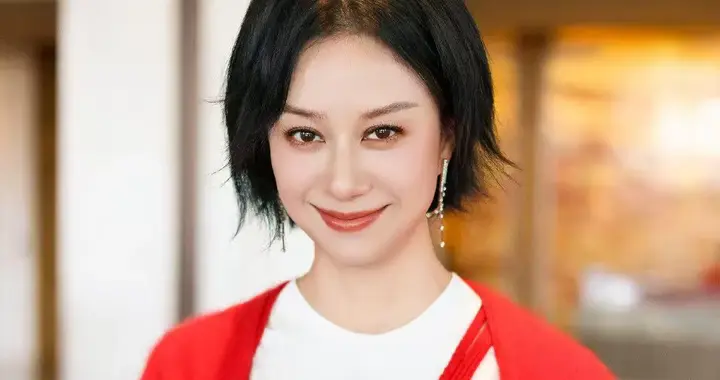 倪虹洁新剪短发年轻20岁！穿红色开衫亮片短裙长筒靴，时髦洋气！