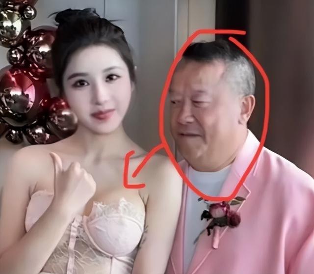 曾志伟与三只羊乔妹合影惹争议