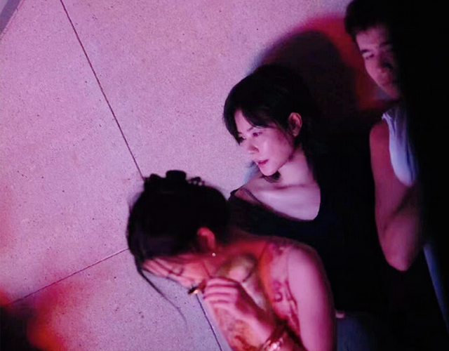 王菲携女儿亮相演唱会，绯闻男粉丝陪伴！18岁李嫣角落抽烟惹争议