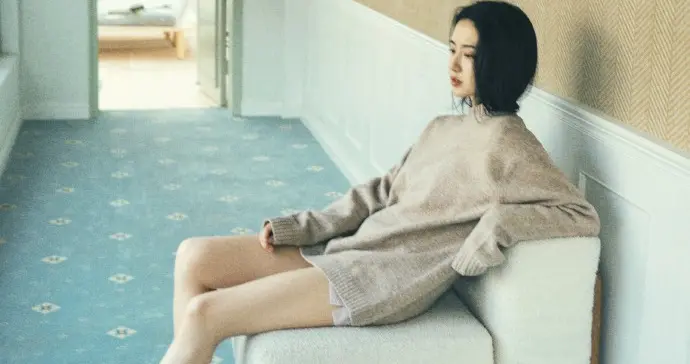 演员许龄月穿着小白袜写真，这双玉腿太美了