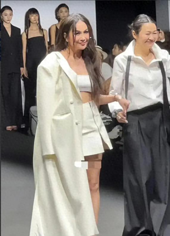 太吓人了！58岁的温碧霞强行装嫩，披头散发，脖子前倾像驼背