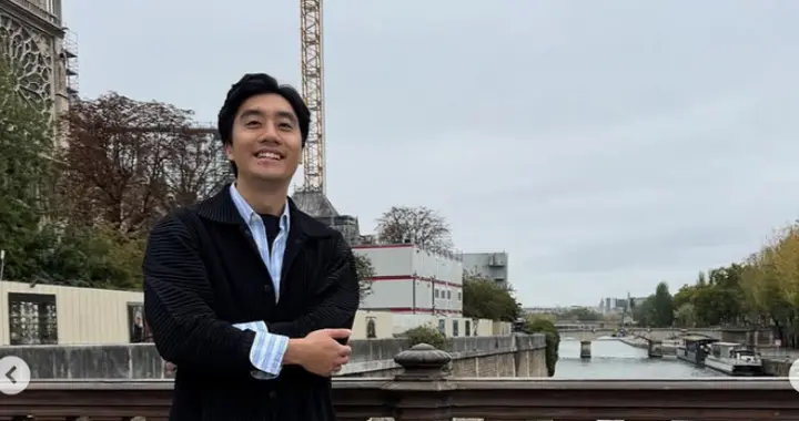 李咏23岁女儿秀恩爱！晒约会照吃烛光晚餐，男方气质儒雅像李咏