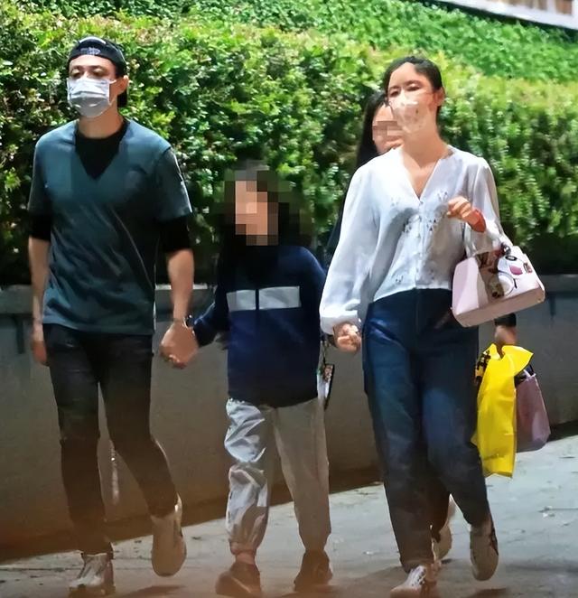 霍建华一家在台北散步，49岁林心如脸僵很肿，小海豚穿的很中性
