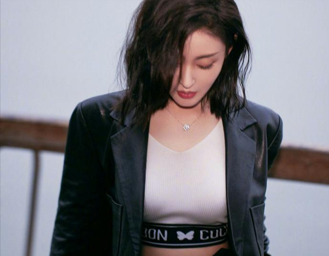 张天爱杂志拍摄，百变风格魅力全开，时尚表现力超亮眼！