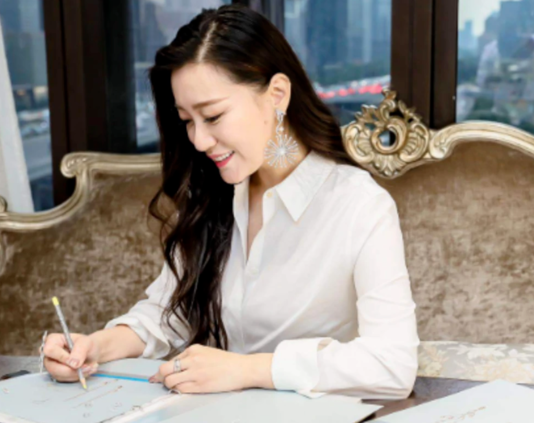 |她是著名歌唱家，12次登上春晚，嫁科学家老公，37岁生双胞胎