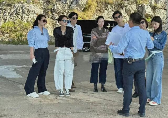 花少录节目被拍，热巴打扮随意辛芷蕾五五身材，秦海璐反倒最时髦