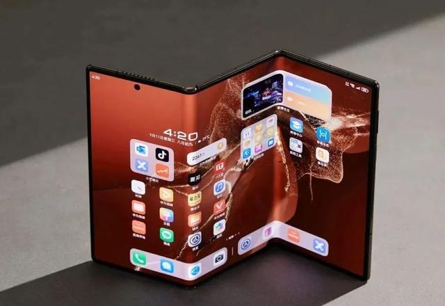 华为三折叠2.0杀到！低轨卫星上线，eSIM首发，史上最强王炸机