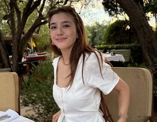 吴千语和老公施伯雄国外度假，小两口超级甜蜜像新婚夫妻！