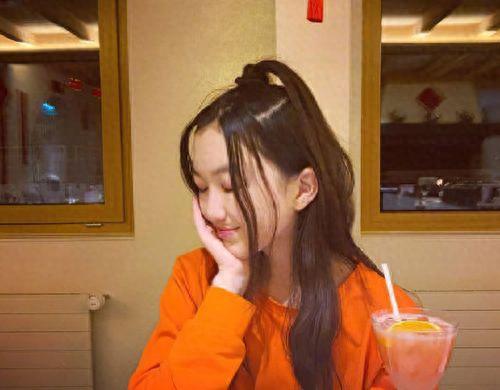 同是李亚鹏基因，李嫣学费500万一年，为何不愿给小女儿出一分钱