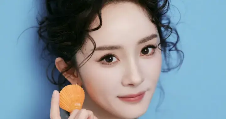 新鲜来袭！杨幂卷发造型