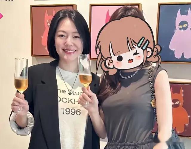 大S去世5个月，小S现身二女儿画展，手拿香槟杯妆容精致，状态好