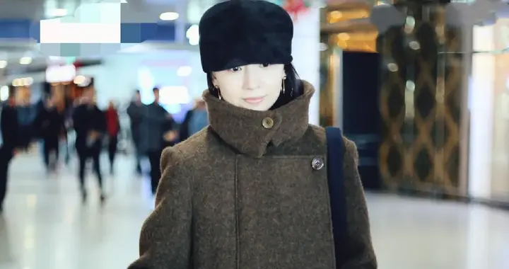 董洁不愧是穿搭高手！深棕大衣+直筒裤+报童帽，时髦又高级！