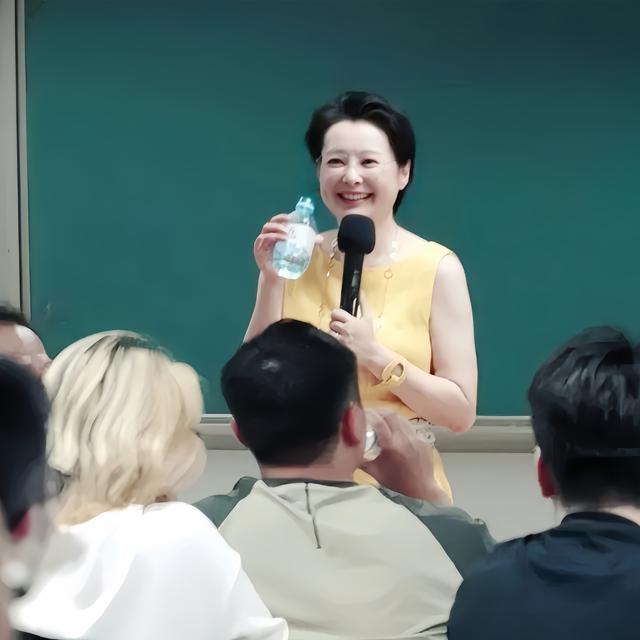 袁立近照曝光，身穿黄色长裙状态好，油腻女变气质讲师