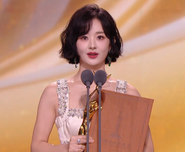 谁能抗住金鹰奖高清镜头？刘涛烤瓷牙抢镜，李沁土气，赵丽颖仙品