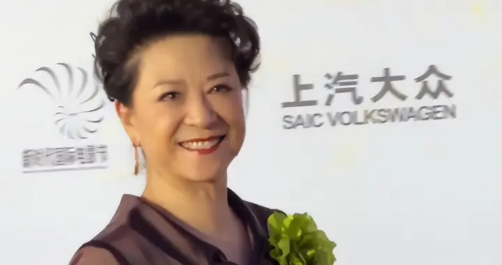 电影节红毯，颜丹晨深V性感，杜雨宸穿抹胸，76岁王馥荔艳冠群芳