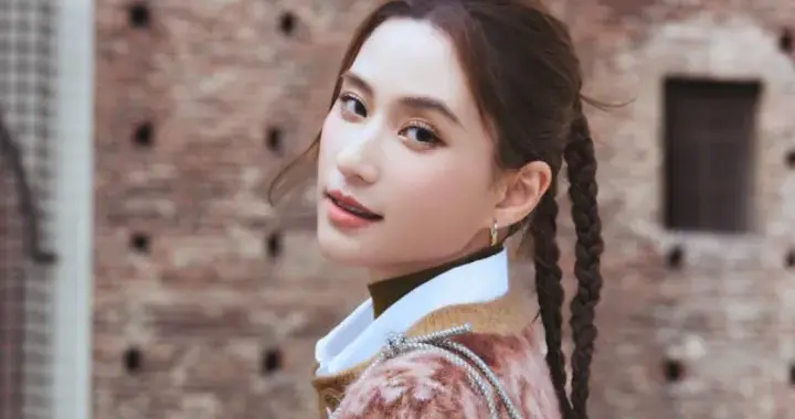 看了赌王女儿何超莲秋冬穿搭，才发现，白色作为内搭真显白显高级