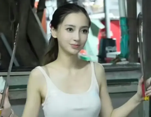 想不到，Angelababy这么爱穿背心，最后一张图直接封神，风韵犹存