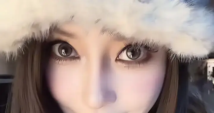 36岁杨颖戴棉帽子在家，眼睛又大又有神，脸型精致，美得像26岁