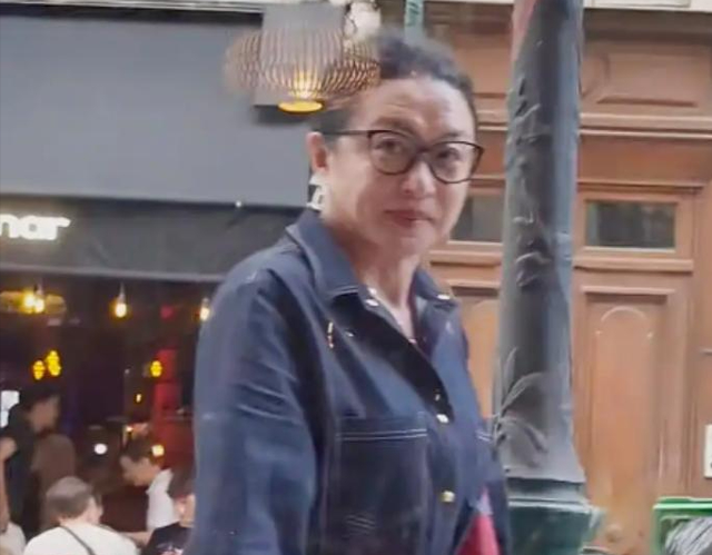 57岁金星定居法国，身材发福满脸褶子，连胸都小了，越来越像男人