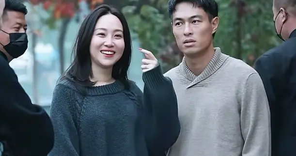 杨佑宁和妻子一起出席活动，结婚五年生三胎，网友：阿梅状态真好