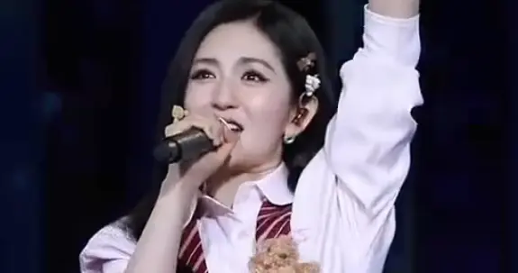 狐狸尾巴藏不住，谢娜演唱会还没开就着急加场，张杰也\救\不了她