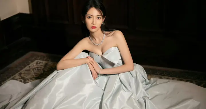 陈钰琪抹胸裙写真