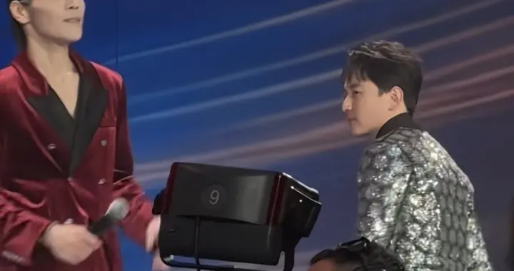 向佐飞踢后续：主持人回应当时很不爽，向佐立马道歉被人夸！