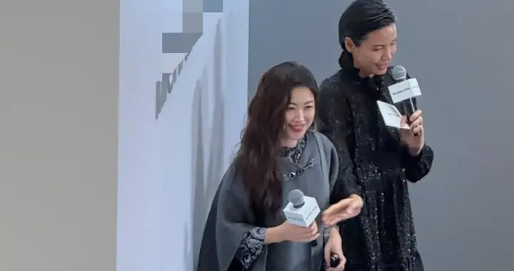 41岁朱珠不愧是全球认证的东方美女！灰色斗篷搭长筒靴，妩媚动人