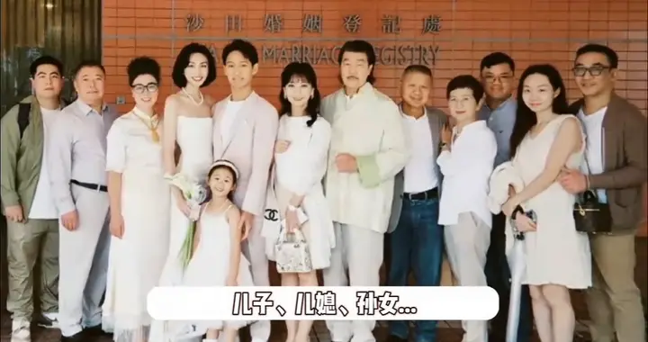 72岁赵雅芝全家福曝光，一屋子全是高颜值，小孙女复刻奶奶美貌