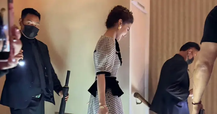 天呐！离baby杨颖只有一米，这腿也太白了