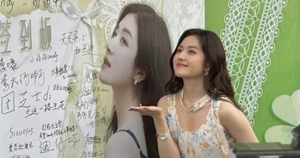 李兰迪秀场被偶遇，穿碎花长裙妆容清透淡雅，整个人白得发光呀！