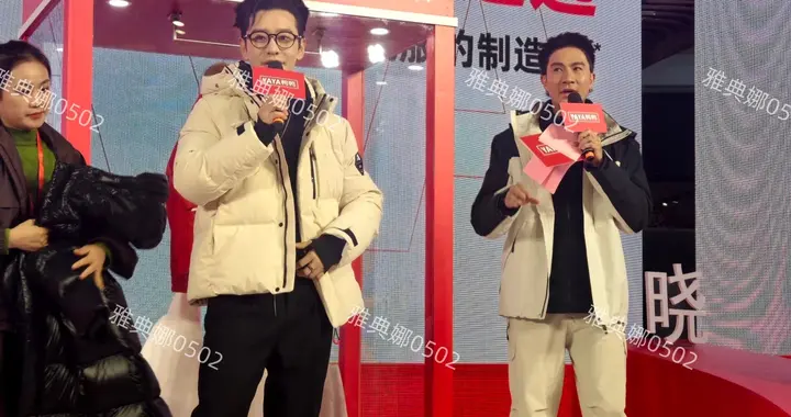 南京见到黄晓明，他头发吹得很高还穿了厚底鞋，但个子还是不够高