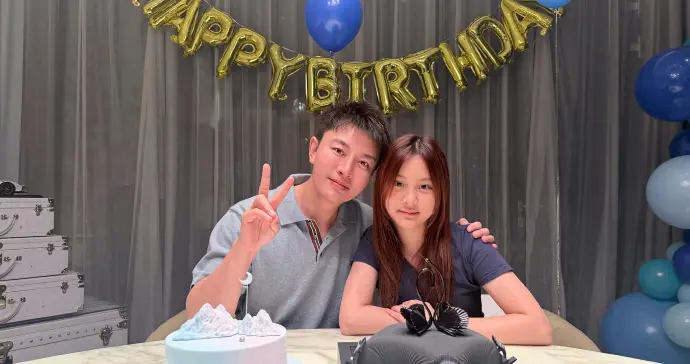 甜馨陪贾乃亮过42岁生日，贾乃亮发文：最幸福的事，是有你在身边