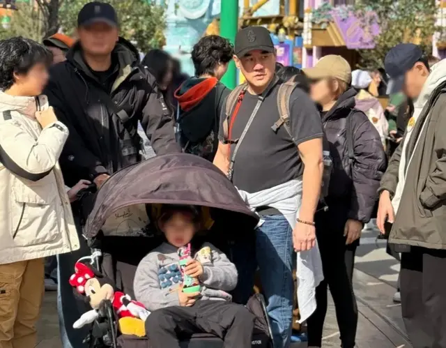 58岁吴大维带女儿现身迪士尼，身材变形，年轻时堪称女神收割机