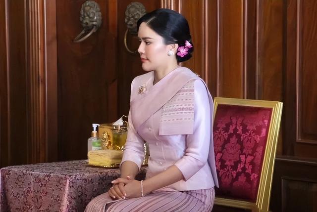 苏提达新年首次亮相，真的美艳众人大修身材，新妃不比苏提达