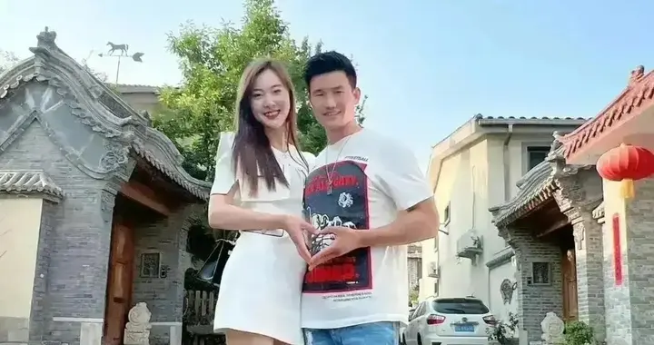 第一次见嘎子的老婆，感觉他老婆比很多明星都漂亮。