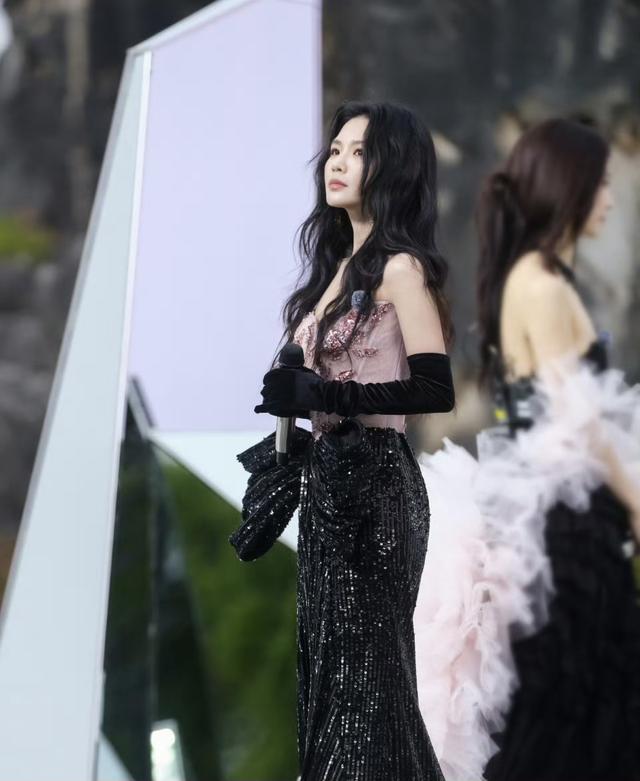 《浪姐6》：第四代超女单打独斗在淘汰边缘徘徊，36岁的她才80斤