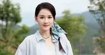 陈乔恩结婚后状态越发年轻！蓝衬衫+白背心+牛仔裤，减龄又时髦！