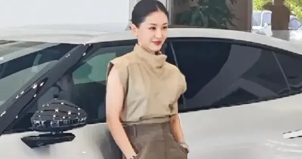 38岁王子文北京提豪车，着短裤显腿长，法令纹明显，儿子父亲成谜