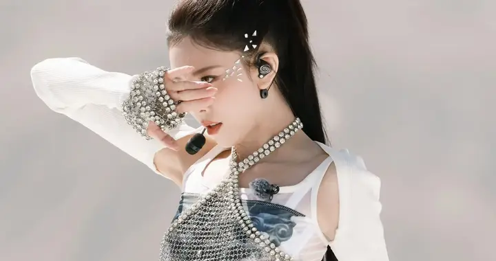 宋妍霏性感露脐装小蛮腰