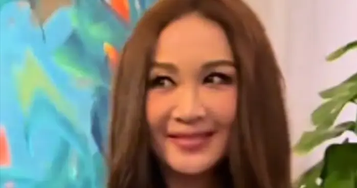 60岁温碧霞现身活动，穿公主裙皮肤紧致，45岁汪诗诗人高马大显老