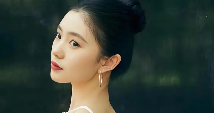 刘浩存今天穿了件白色连衣裙，优雅气质满分！