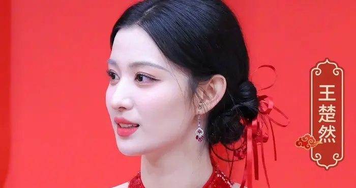 王楚然春晚造型太美了，穿红裙明艳大气，状态好的像18岁!