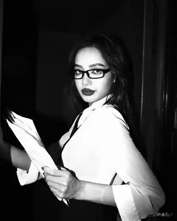 Lisa再晒“疯马秀”绝密后台照 百变造型嘟咀自拍