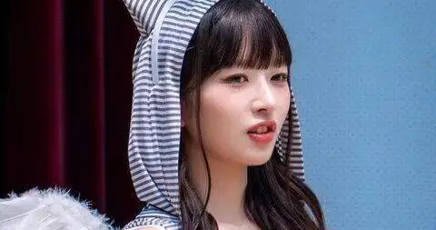 五代女团成员因意外身材比例引关注，“动漫身材”出圈