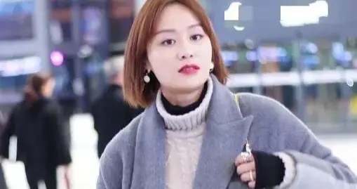 叶一茜剪波波头像换了个人！穿大衣+高领毛衣+阔腿裤，高级又洋气